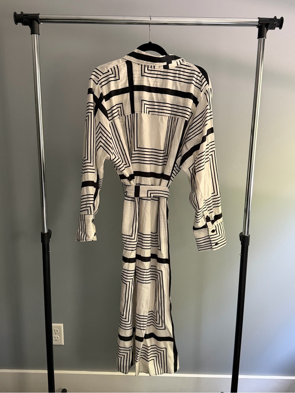 H&M Black and White Geometric Long Sleeve Shirt Dress with Belt - Picture 2 of 5